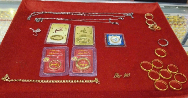 Nhặt được bao nữ trang bằng vàng cụ bà nhặt ve chai trả lại cho người mất