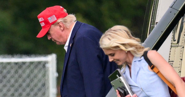 Trợ lý biệt danh 'máy in sống' được ông Trump tặng 45.000 USD