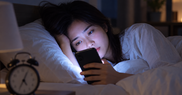 Lướt tin tiêu cực đến khuya, não bộ có thể chịu hậu quả này