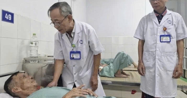11 người cùng đau bụng sau bữa ăn, nghi ngộ độc thực phẩm
