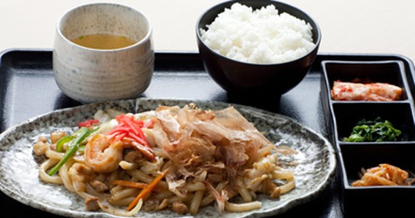 Bước nấu hải sản xào cho mì udon ra sao để giữ được độ tươi ngon?
