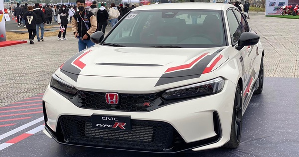 Honda Civic Type R 'chốt' giá 2,4 tỉ đồng tại Việt Nam