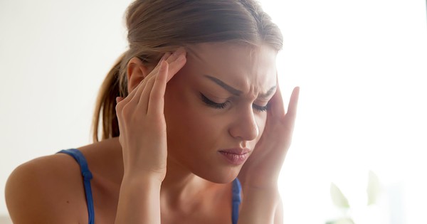 Có những biện pháp tự chăm sóc nào có thể giảm đau khi ấn vào đỉnh đầu?

