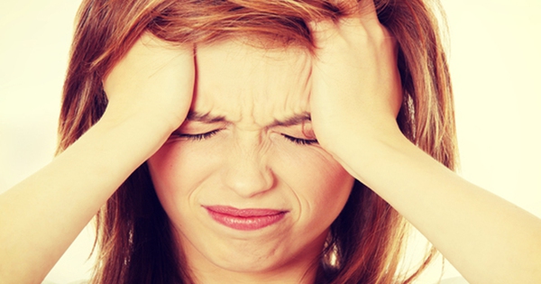 Triệu chứng đi kèm với đau đầu dữ dội kéo dài là gì?
