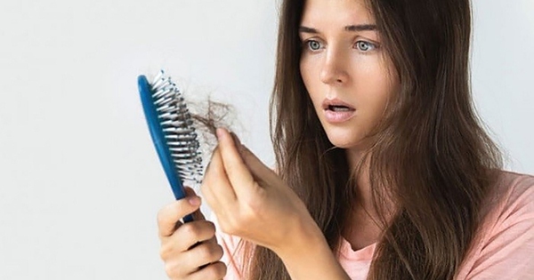 Bạn cần thực hiện bước nào sau khi đã lọc nước hương thảo để trị rụng tóc?
