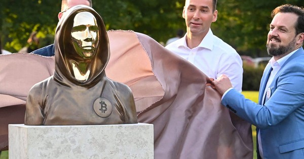 'Cha đẻ' Bitcoin được dựng tượng đồng ở thủ đô Hungary