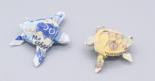 Nghệ thuật xếp giấy Origami đã trở thành một trào lưu thú vị trên toàn thế giới. Từ những chiếc bình hoa nhỏ đến những con thú bằng giấy, mỗi tác phẩm đều có một sự độc đáo riêng. Hãy đón xem hình ảnh liên quan đến Origami và khám phá thế giới tuyệt vời của nghệ thuật này!