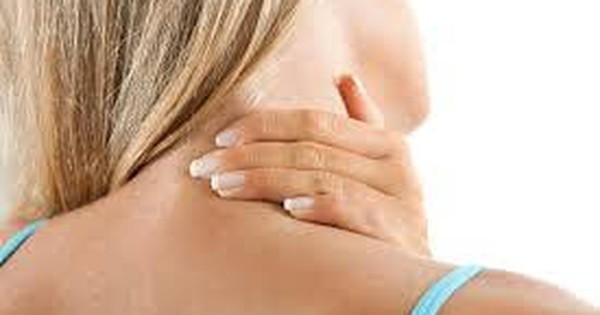 Các triệu chứng thường gặp khi bị đau cổ bên phải là gì?
