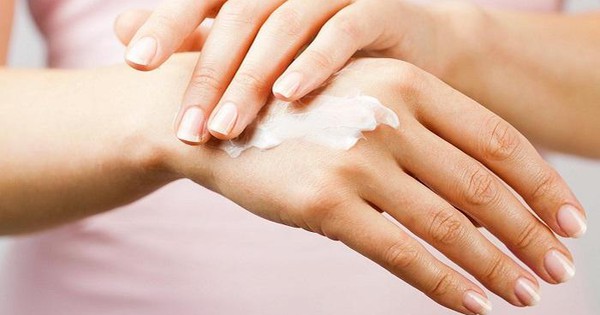 Hand cream làm việc như thế nào để giữ cho da tay mềm mịn và mịn màng?
