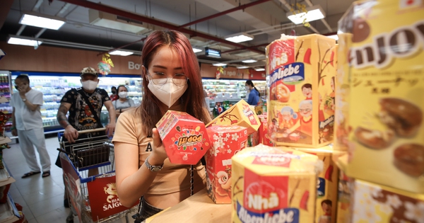 Siêu thị đồng loạt mở cửa đến nửa đêm phục vụ người dân mua sắm tết
