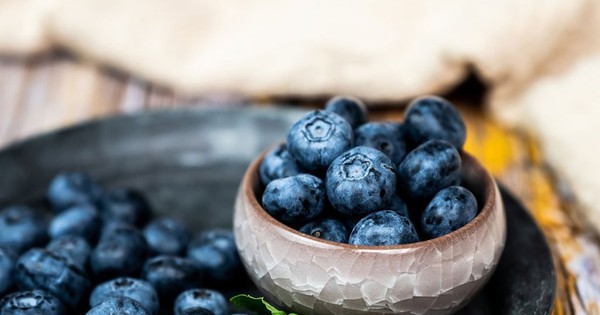 Ngoài ăn hoa quả, người bị bệnh tiểu đường nên có những thực phẩm nào trong chế độ ăn để kiểm soát đường huyết?