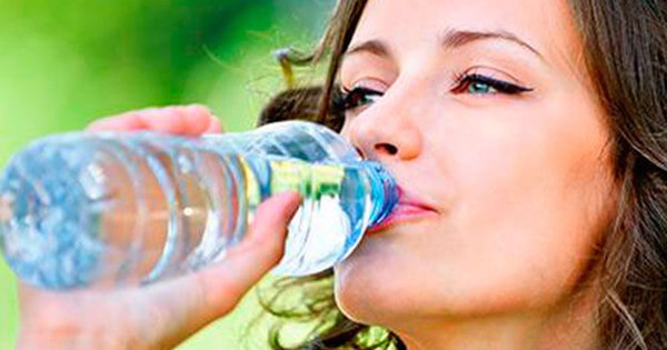 Tại sao việc uống ít nước có thể gây táo bón, và làm thế nào để tránh tình trạng này?
