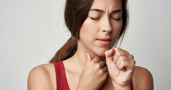 Triệu chứng khác đi kèm với đau họng và đau đầu là gì?
