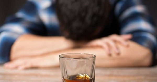 Nguyên nhân uống rượu nhiều bị run tay và cách điều trị
