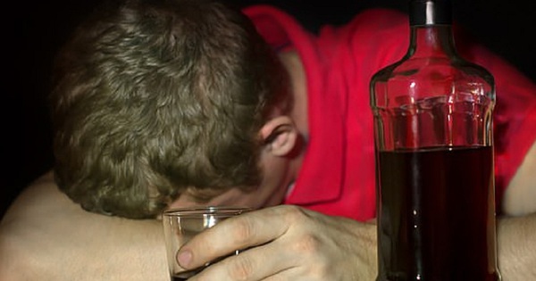 Tại sao nước lọc được khuyến cáo để giảm đau đầu sau khi uống rượu?
