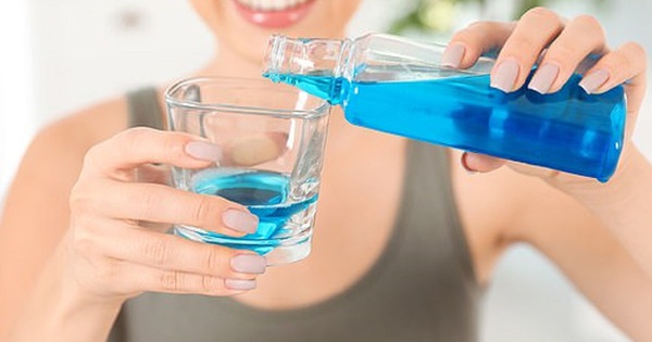 Nước súc miệng có thể thay thế nước lọc sau khi đánh răng?
