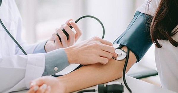 Khi nào nên thông báo với bác sĩ về tác dụng phụ của thuốc huyết áp?
