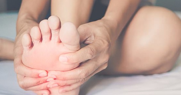 Có những phương pháp tự nhiên nào có thể hỗ trợ giảm đau bàn chân phải?
