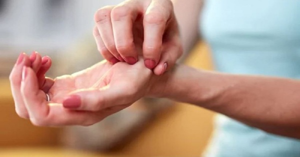 Ngứa và sưng lòng bàn tay là triệu chứng của vấn đề gì?
