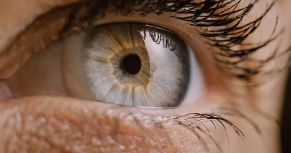 Khô mắt có thể gây ra mờ mắt khi chớp mắt?
