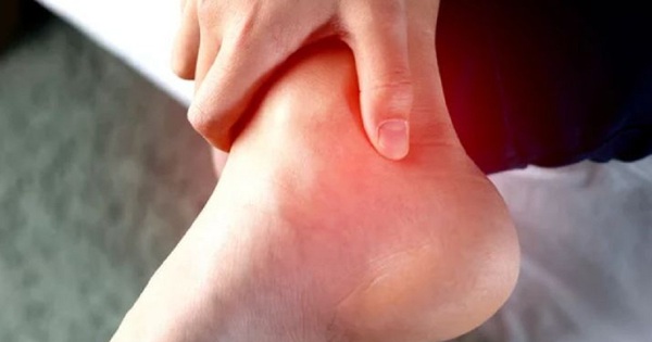 Những sai lầm trong cuộc sống hàng ngày có thể làm gia tăng nguy cơ đau cổ chân?