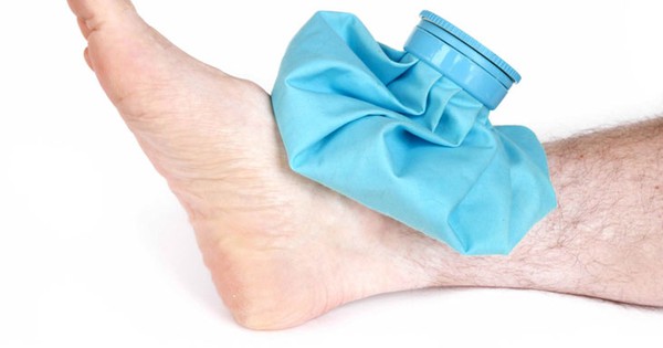 Có nguy cơ gây tổn thương cho da khi ngâm chân trong nước muối không?
