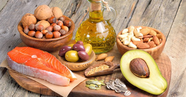 Tại sao chất béo bão hòa có thể tăng nồng độ cholesterol trong cơ thể?
