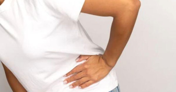 Điều gì gây ra cơn đau bụng vùng thượng vị giữa hai bên xương sườn và phía dưới mũi xương ức?
