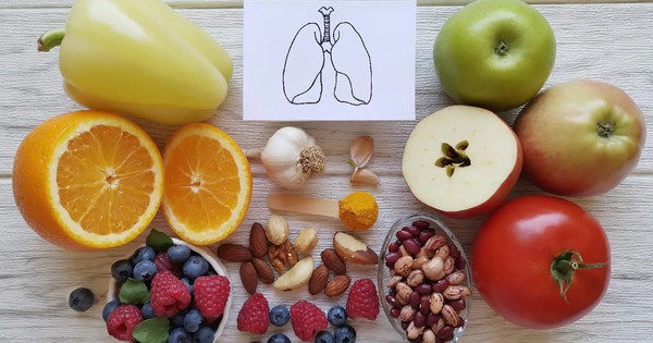 Nên tăng cường sử dụng loại thực phẩm nào để ngăn ngừa các tác nhân gây hại cho phổi yếu?