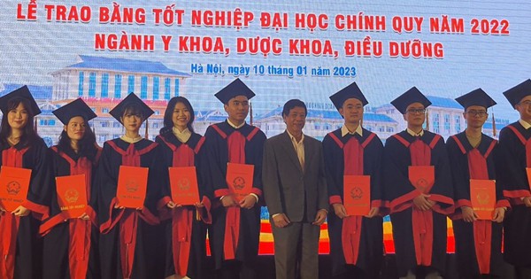Khóa bác sĩ đầu tiên của Trường ĐH Kinh doanh Công nghệ Hà Nội đã tốt nghiệp