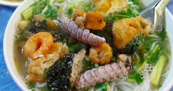 Những món rau sống thường được kèm theo khi ăn bún hải sản ở Quảng Ninh?
