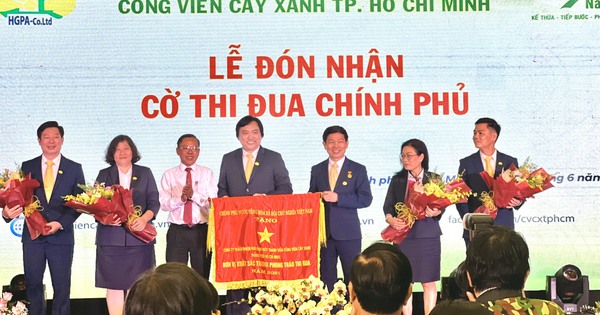 Công ty Công viên Cây xanh TP.HCM nhận cờ thi đua của Thủ tướng Chính phủ