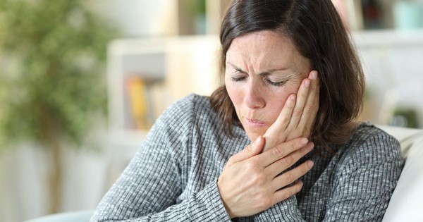 Ngoài đau nhức, còn có triệu chứng nào khác mà người bị đau nhức răng hàm trên bên trái thường gặp phải?
