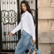 Quần jeans xanh và áo sơ mi, cặp đôi bảo chứng cho mọi phong cách