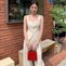 Không cần hở bạo, trang phục cổ vuông vẫn quyến rũ khó cưỡng