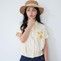 Phối đồ tối giản với áo sơ mi, áo blouse và quần jeans xanh