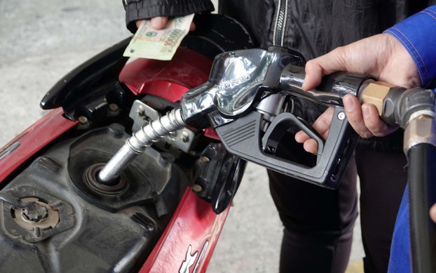 Tính chi phí hóa đơn vào giá bán xăng dầu?