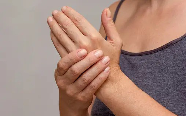 Thức dậy thấy tay tê: Khi nào đáng lo?