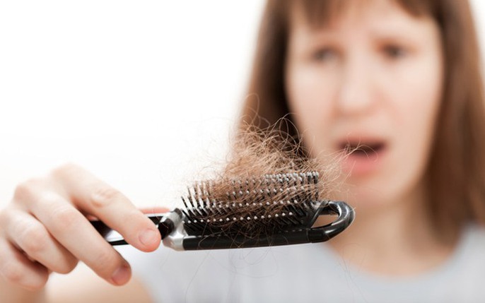 Tại sao rụng tóc nhiều ở nữ? Nguyên nhân và cách khắc phục – Be Nature  Cosmetic