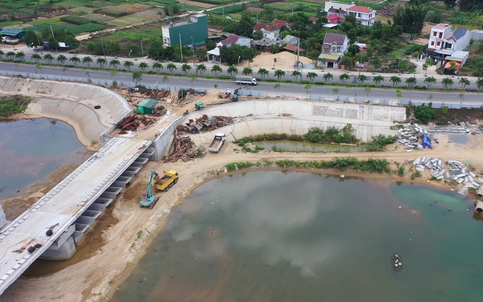Chủ tịch UBND tỉnh Quảng Ngãi kiểm tra tiến độ đập dâng hạ lưu sông Trà Khúc   PTQ  YouTube