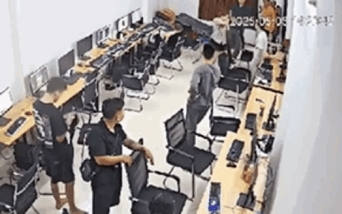 一名警察被指控毆打被停職人員