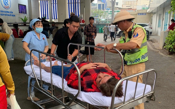 CSGT mở đường đưa bệnh nhân nguy kịch trên cao tốc đến Bệnh viện Chợ Rẫy