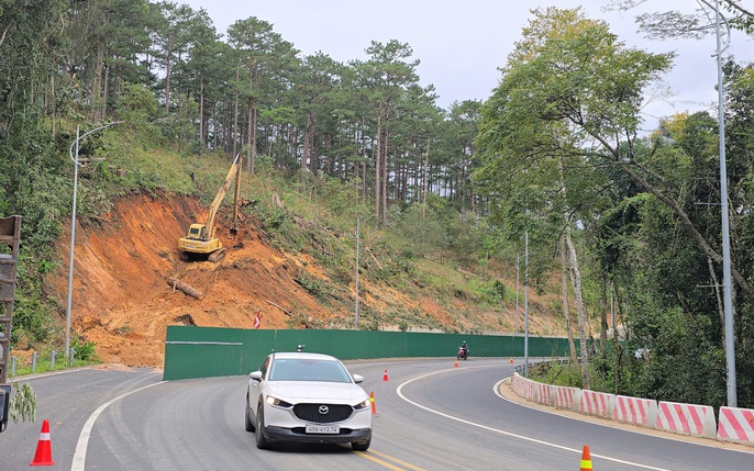 Cấm lưu thông qua đèo Prenn trong 1 tuần để khắc phục sạt lở