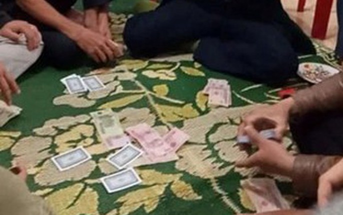 Cán bộ xã đánh bài ăn tiền trong trụ sở  VnExpress