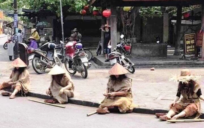 Kinh hãi những hình ảnh hành động của người mặt đen đi xin tiền