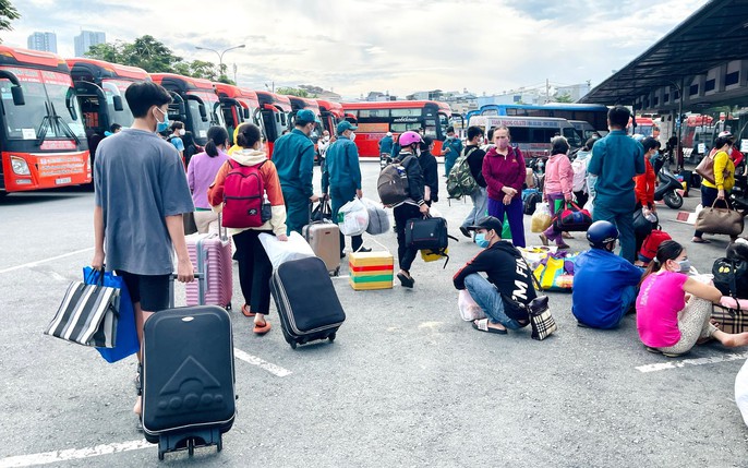 Quê của bạn đang chờ đón những cư dân trở về nhà sau một năm làm việc vất vả. Trong không khí Tết tươi vui, họ sẽ được đưa đón đầy niềm hạnh phúc và ấm áp. Bạn hãy xem thêm hình ảnh liên quan đến đề tài này để cảm nhận thêm sự ấm áp và tình cảm gia đình.