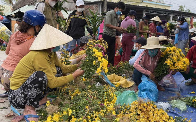 Không về nhà sum họp. Điều này có thể khiến chúng ta cảm thấy buồn phiền, nhưng hãy nhìn vào hình ảnh này. Nó sẽ giúp bạn nhìn nhận việc này một cách tích cực hơn. Hãy tạm thời chấp nhận tình huống như nó là và tìm cách để trang trải cho những khoảng thời gian vô tận một cách thú vị và ý nghĩa.