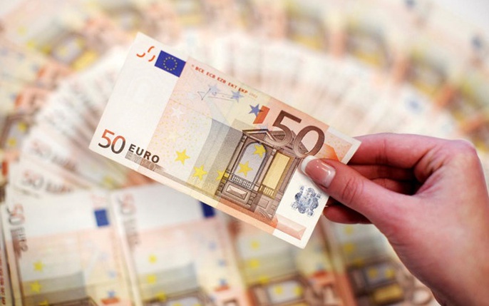 Hình ảnh của tiền 50 euro sẽ cho bạn thấy vẻ đẹp về mặt nghệ thuật và giá trị thực của đồng tiền này. Hãy tận hưởng cảm giác của sự giàu có và quyền lực với hình ảnh này.