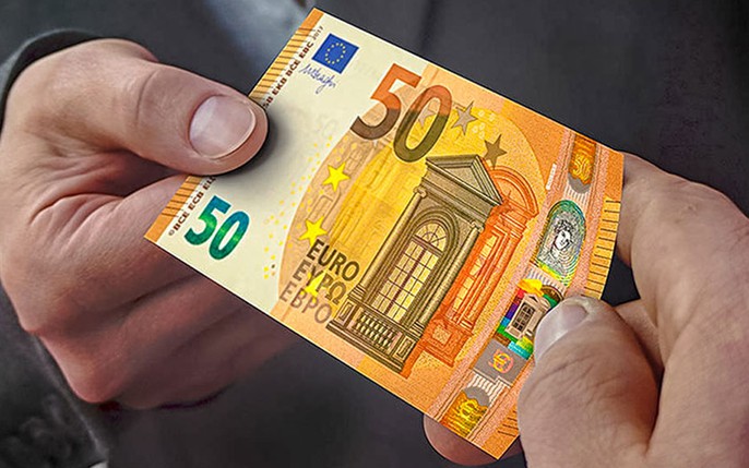 Bạn muốn hiểu rõ hơn về tiền Euro? Bức hình này chắc chắn sẽ khiến bạn thích thú khi hiển thị đầy đủ các mệnh giá. Hãy xem ngay để tăng thêm kiến thức về tiền tệ.