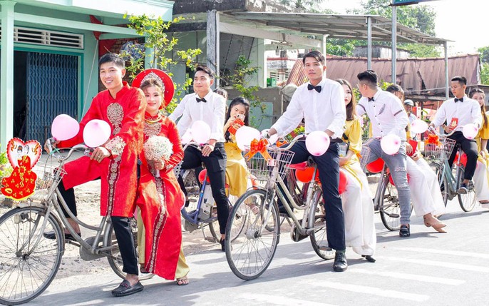 Lễ rước dâu đã trở thành một truyền thống tại Việt Nam, và rất nhiều cặp đôi đã chọn xe đạp là phương tiện để rước dâu vào ngày vui đặc biệt của họ. Điều đó không chỉ tiết kiệm chi phí mà còn là một trải nghiệm thú vị và lãng mạn. Hãy cùng thưởng thức những hình ảnh tuyệt đẹp về rước dâu bằng xe đạp.